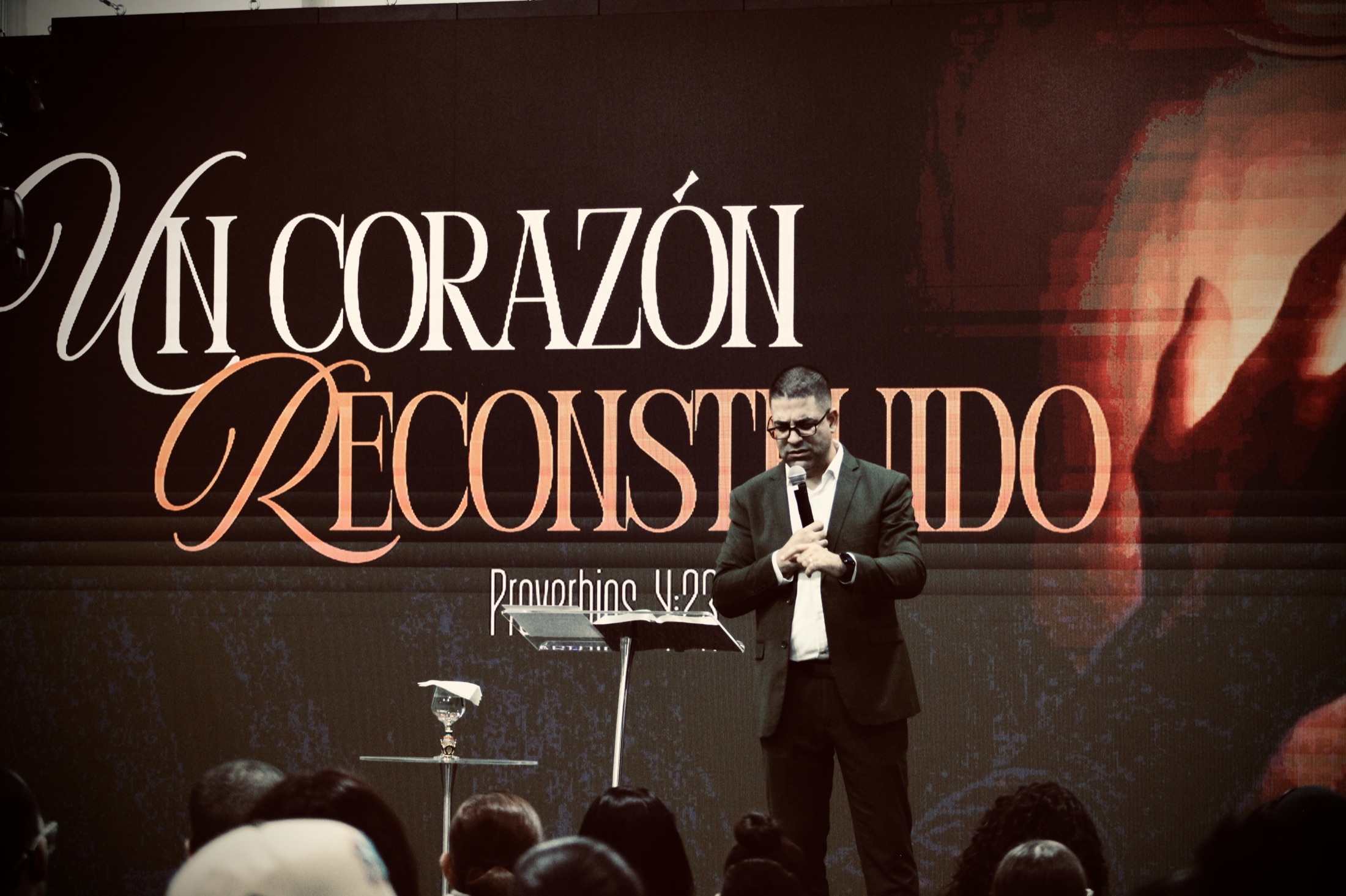 Pastor compartiendo un mensaje con la congregacion de Templo de Adoracion