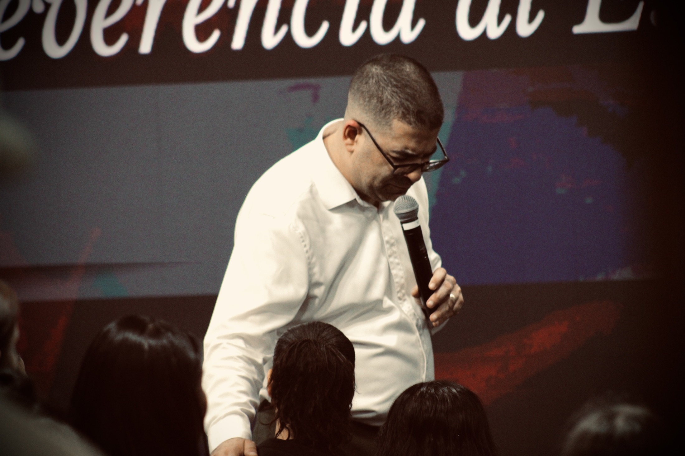 Pastor ministrando a la congregacion