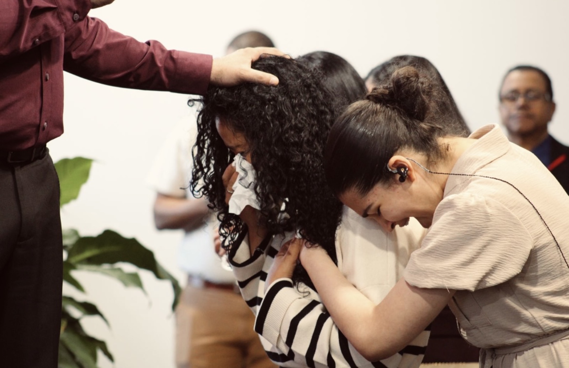 Personas recibiendo oracion en Templo de Adoracion