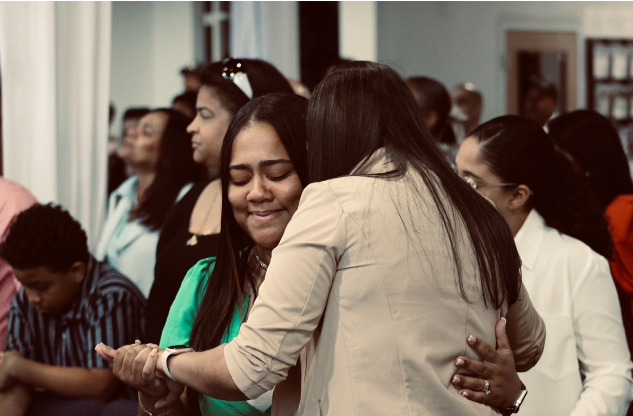 Personas recibiendo cuidado y acompanamiento en Templo de Adoracion
